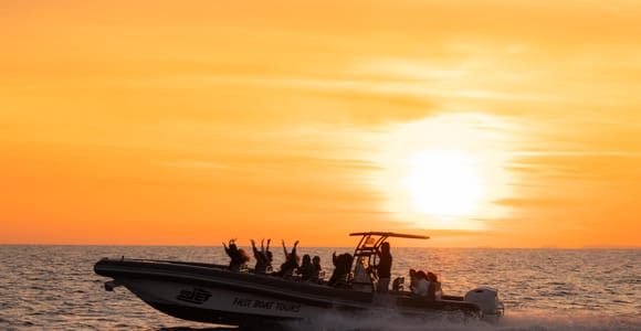 Exklusiver Sonnenuntergang mit Premium-Motorboot: Leuchtturm von Aucanada mit Cava