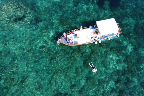 Taormina: tour in barca della costa con aperitivo e snorkeling