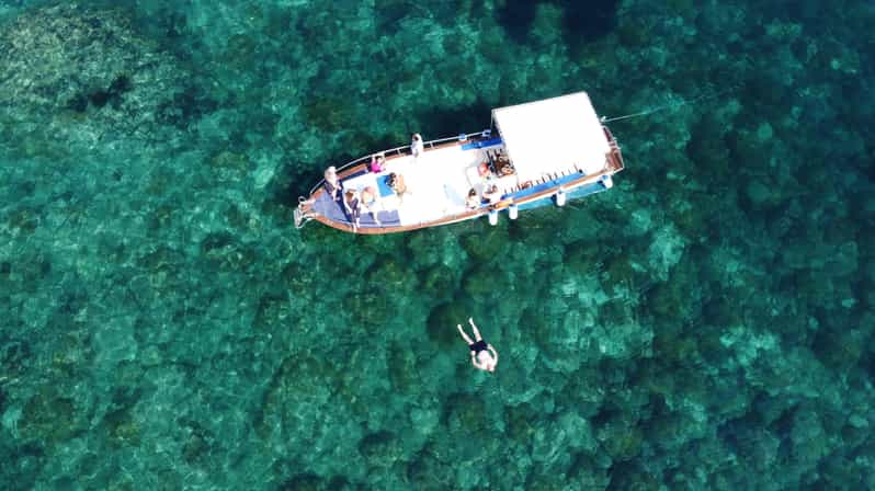 Taormina: tour en barco por la costa con aperitivo y snorkel