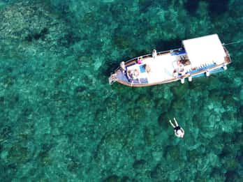 Taormine : tour en bateau le long de la côte avec apéritif et plongée en apnée
