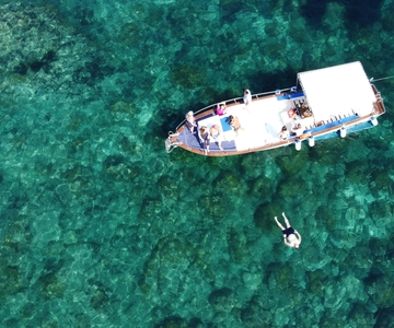 Taormine : tour en bateau le long de la côte avec apéritif et plongée en apnée