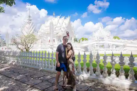 Røde, blå og hvite templer og tur til varme kilder fra Chiang Mai