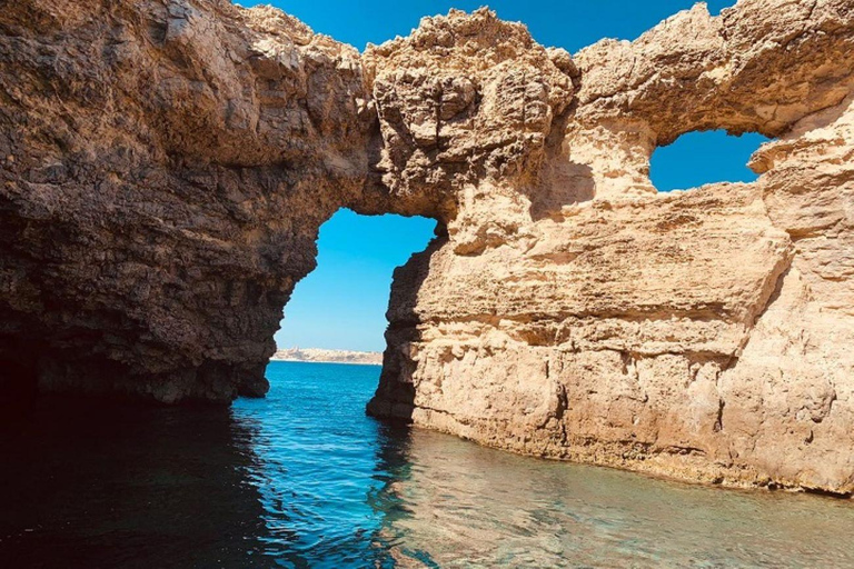 Mellieha: Giro in barca intorno a Comino, grotte e laguna blu