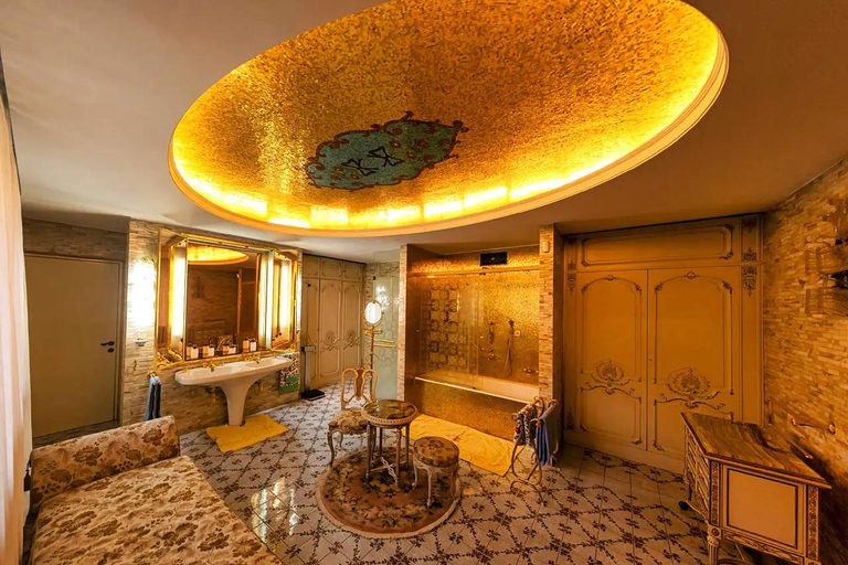 Bucharest Tour: Parliament, Ceausescu House & Village Museum