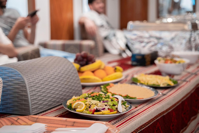 多哈：含自助晚餐的阿拉伯独桅帆船日落巡航夜间阿拉伯独桅帆船巡游（不含晚餐）