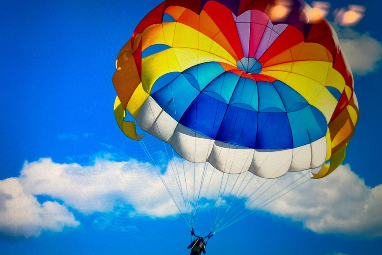 Fuengirola: Parasailing an der Costa del Sol.