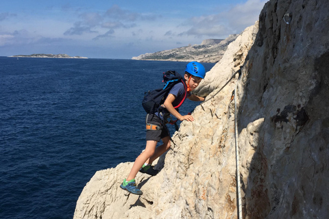 Séance de découverte de l'escalade dans les Calanques près de Marseille