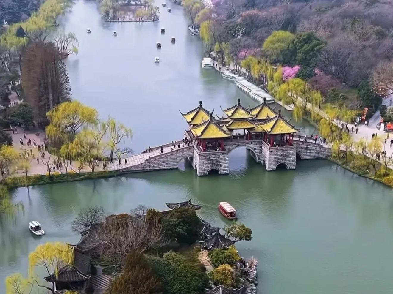 Yangzhou: Bootsfahrt mit bemaltem Boot auf dem schmalen Westsee mit Guide