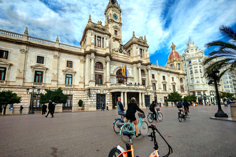 Valencia: tour guidato in e-bike dal centro storico alla Città delle ArtiTour guidato in bici d&#039;epoca