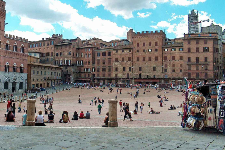 Siena y San Gimignano Tour de un día y catas de vino desde RomaInformación pública