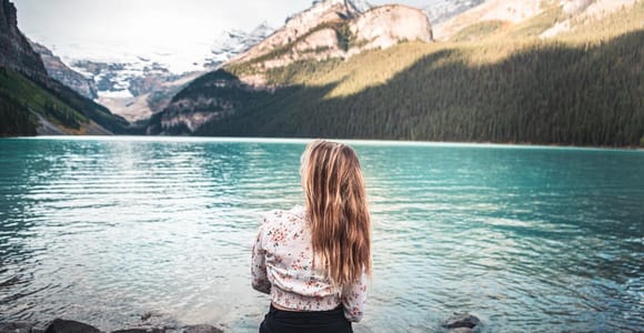 From Banff: Lake Louise & Moraine Lake Guided Experience
