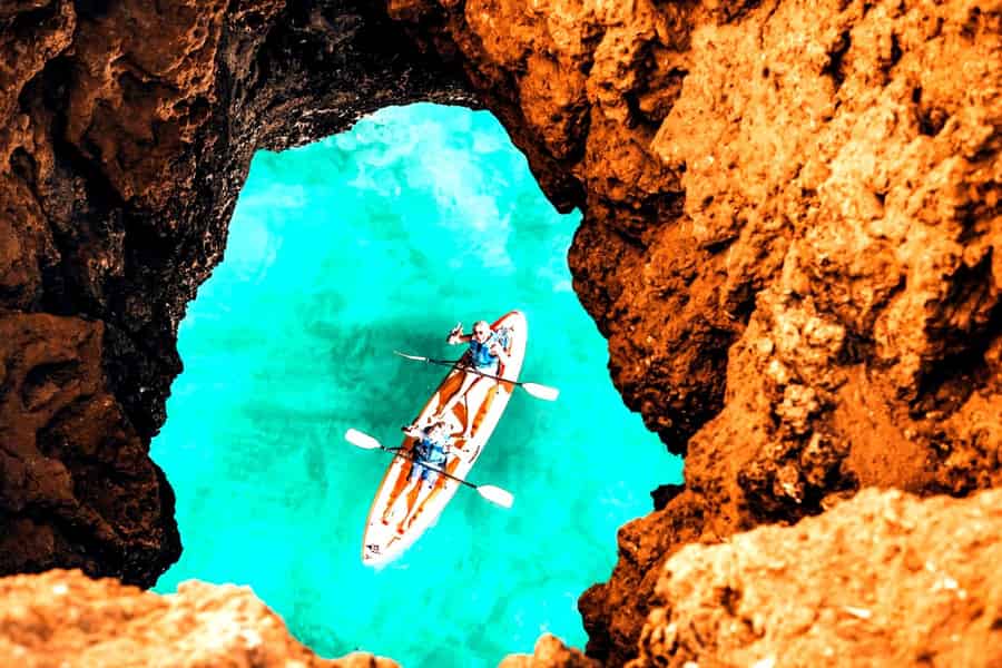 Albufeira: Versteckte Strände & Klippen – geführte Kajak-Höhlentour. Foto: GetYourGuide Albufeira: Versteckte Strände & Klippen – geführte Kajak-Höhlentour. Foto: GetYourGuide