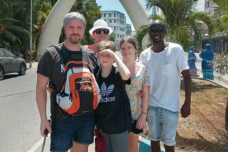 Ciudad de Mombasa: Excursión a tierra con degustación de comida callejera.