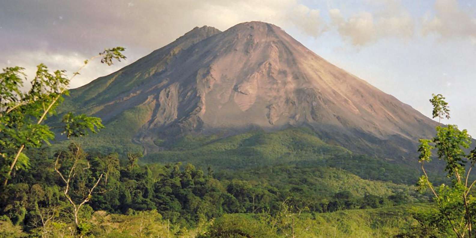 アレナル火山国立公園の半日ハイキング Getyourguide