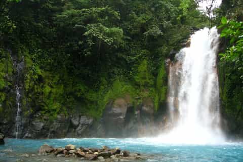 excursión de día completo al volcán celeste river y tenorio volcano