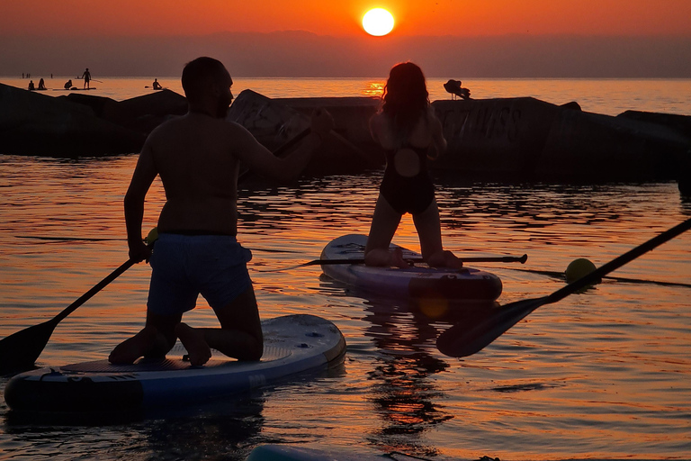 برشلونة: لوح التجديف عند شروق الشمس. تشمل: المعلم، والصور/مقاطع الفيديو، والمواد، والمعدات.