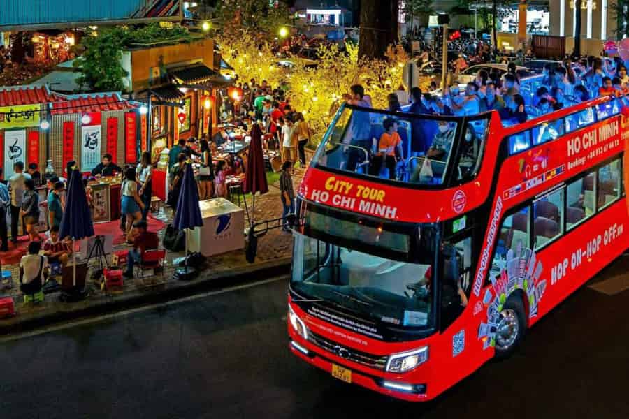 HCMC: Abendliche Hop-on-Hop-off-Bustour & Dinner-Bootsfahrt in Saigon. Foto: GetYourGuide HCMC: Abendliche Hop-on-Hop-off-Bustour & Dinner-Bootsfahrt in Saigon. Foto: GetYourGuide