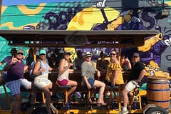 Honolulu: Kaka'ako-Bar-Tour mit dem 15-Personen-Bike