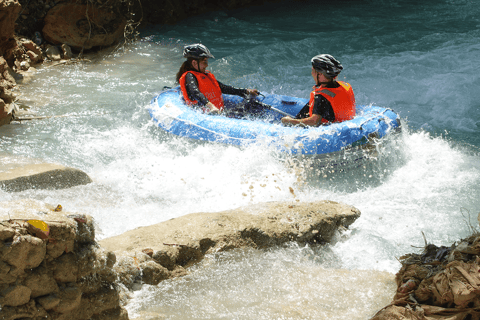 Kuang Si watervallen, Laos, Raften op de rivier enkeltje