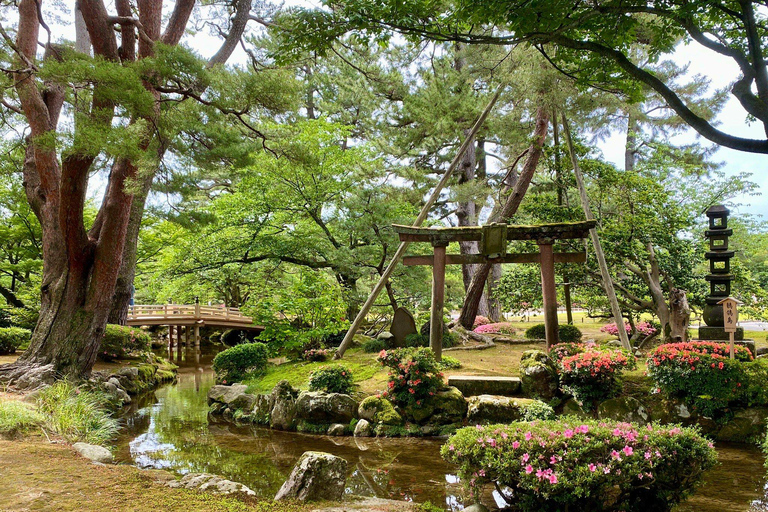 Kanazawa: Samurai, Castle & Geisha Private Bus Tour