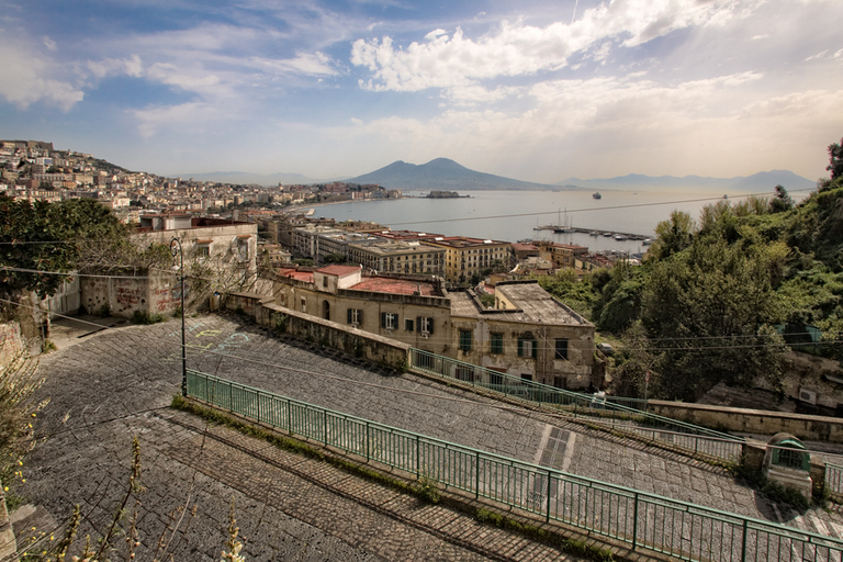 Naples : visite privée panoramique en Vespa rétroVisite privée panoramique de Naples en Vespa rétro