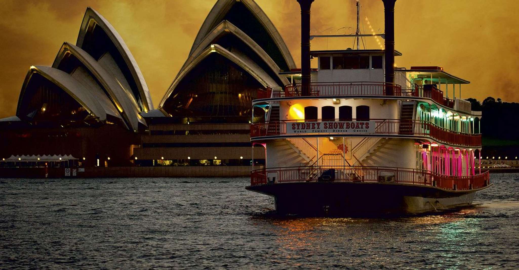 Sydney Harbour: Cabaret Cruise with 3-Course Dinner