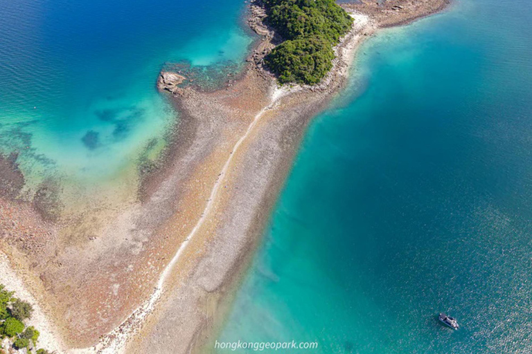 Tour in yacht del Geoparco UNESCO di Hong Kong: quattro archi marini e vulcanoTour in yacht del geoparco UNESCO di Hong Kong: quattro archi marini e vulcano