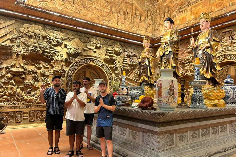 نينه بينه: غروب الشمس من كهف موا ومشي هوا لو ليلاًسيارة جيب قديمة للجيش الأمريكي