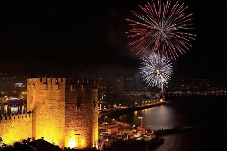 Alanya : Fête du bateau pirate avec feux d&#039;artifice à l&#039;occasion de la Saint-Sylvestre