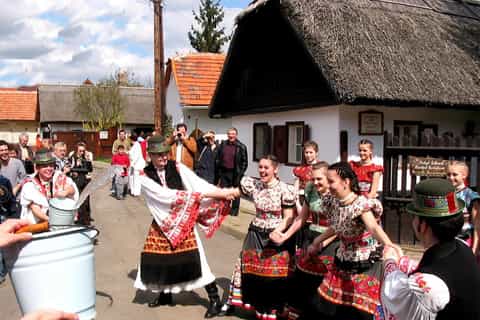 Matyóland and Zsóry Spa Full-Day Tour from Budapest