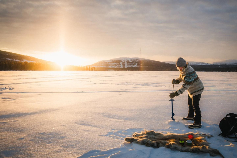 Pyhä: Eisfischen auf dem zugefrorenen SeePyhä: Eisfischen auf dem gefrorenen See