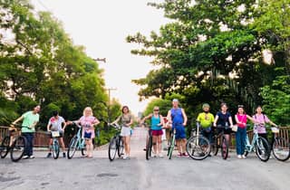 Radfahren in einem öffentlichen Park in Bangkok