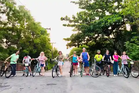 Radfahren in einem öffentlichen Park in Bangkok