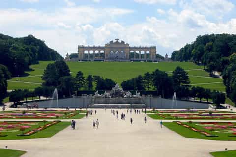 Private Day Tour Transfer from Budapest to Vienna