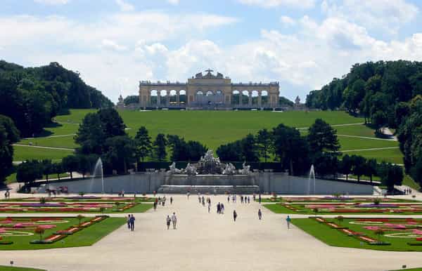 private day tour transfer from budapest to vienna