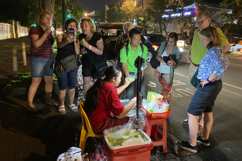 Phnom Penh: Evening City Site Highlight Tour by Tuk Tuk Vespa Option + English Guide