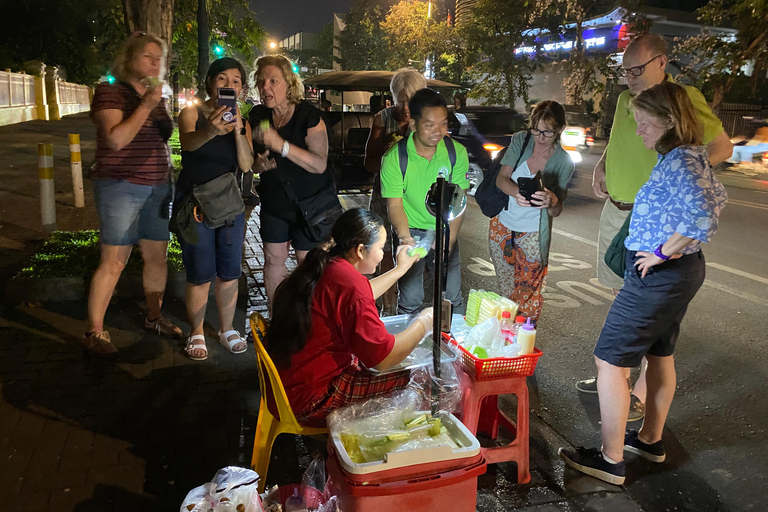 Phnom Penh: Evening City Site Highlight Tour by Tuk Tuk Vespa Option + English Guide
