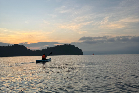 San Salvador: Wycieczka kajakowa o wschodzie słońca po jeziorze Ilopango z odbiorem