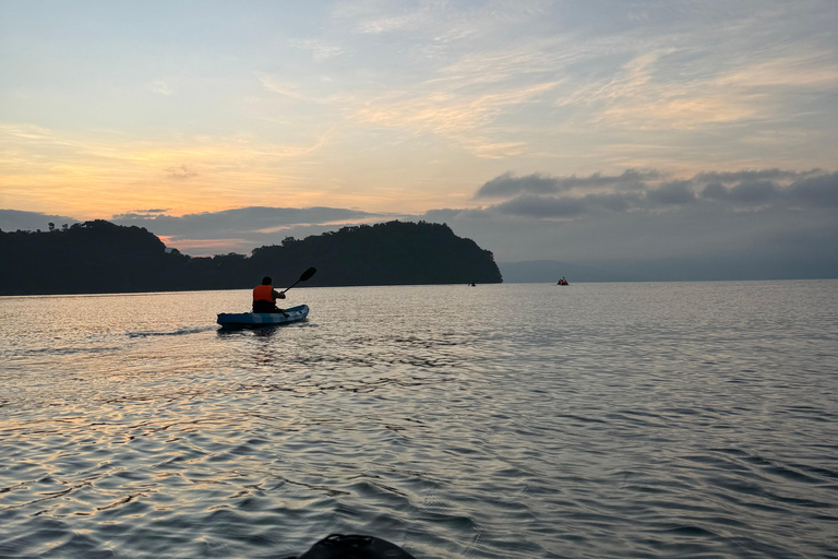 San Salvador: Wycieczka kajakowa o wschodzie słońca po jeziorze Ilopango z odbiorem