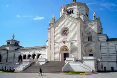 Passeio a pé pelo grupo do Cemitério Monumental