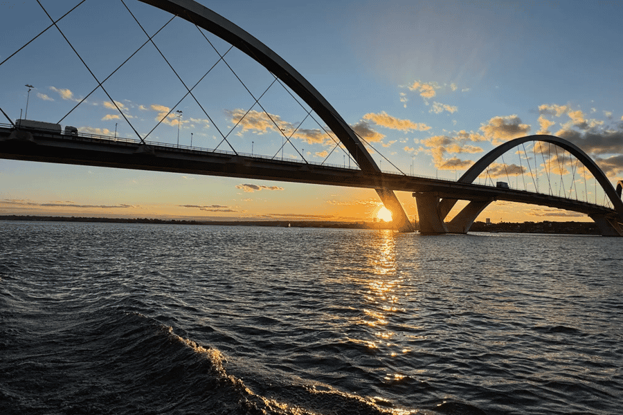 Brasília: Bootstour im Sonnenuntergang auf dem Paranoá-See mit JK-Brücke. Foto: GetYourGuide Brasília: Bootstour im Sonnenuntergang auf dem Paranoá-See mit JK-Brücke. Foto: GetYourGuide