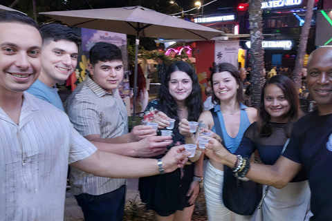 Medellin El Poblado Pub Crawl: Vibbar på taket och klubbhäng