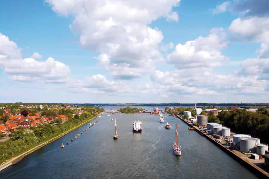 Kiel / Bahnhofsbrücke: Hin- und Rückfahrt Kieler Fjord, Hafenrundfahrt. Foto: GetYourGuide Kiel / Bahnhofsbrücke: Hin- und Rückfahrt Kieler Fjord, Hafenrundfahrt. Foto: GetYourGuide