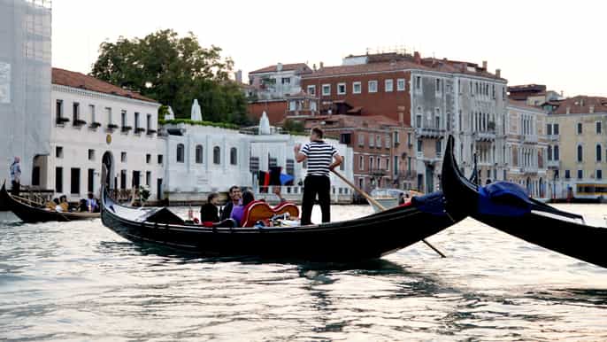 venice shared gondola ride with serenade