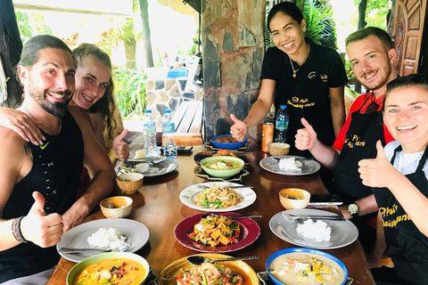 Khao Lak: lezione di cucina di mezza giornata e caccia agli ingredienti