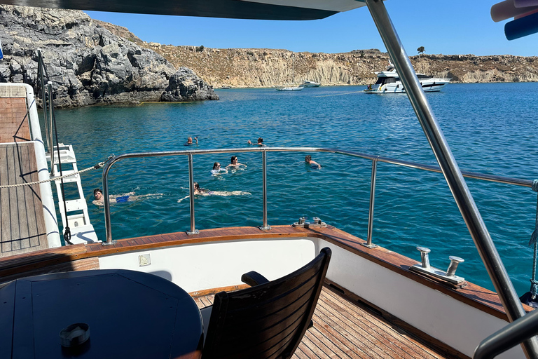 Kolympia : croisière d&#039;une journée en yacht avec transfert, repas et boissons