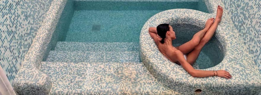 Tbilissi : rituel de bain de soufre de luxe avec prise en charge et vin