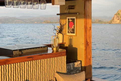 Labuan Bajo: Komodo Full Day Tour Luxury Boat Sunset Cruise Komodo Tour Luxury Boat with Drone and GoPro Underwater
