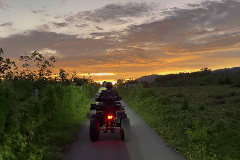 Langkawi Quad Hilltop Golden HourL&#039;heure d&#039;or du quad sur la colline de Langkawi