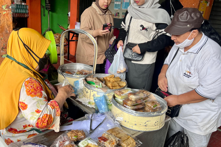 Yogyakarta: Morning Breakfast and Market Experience Morning Breakfast and Market Experience with Walking Tour